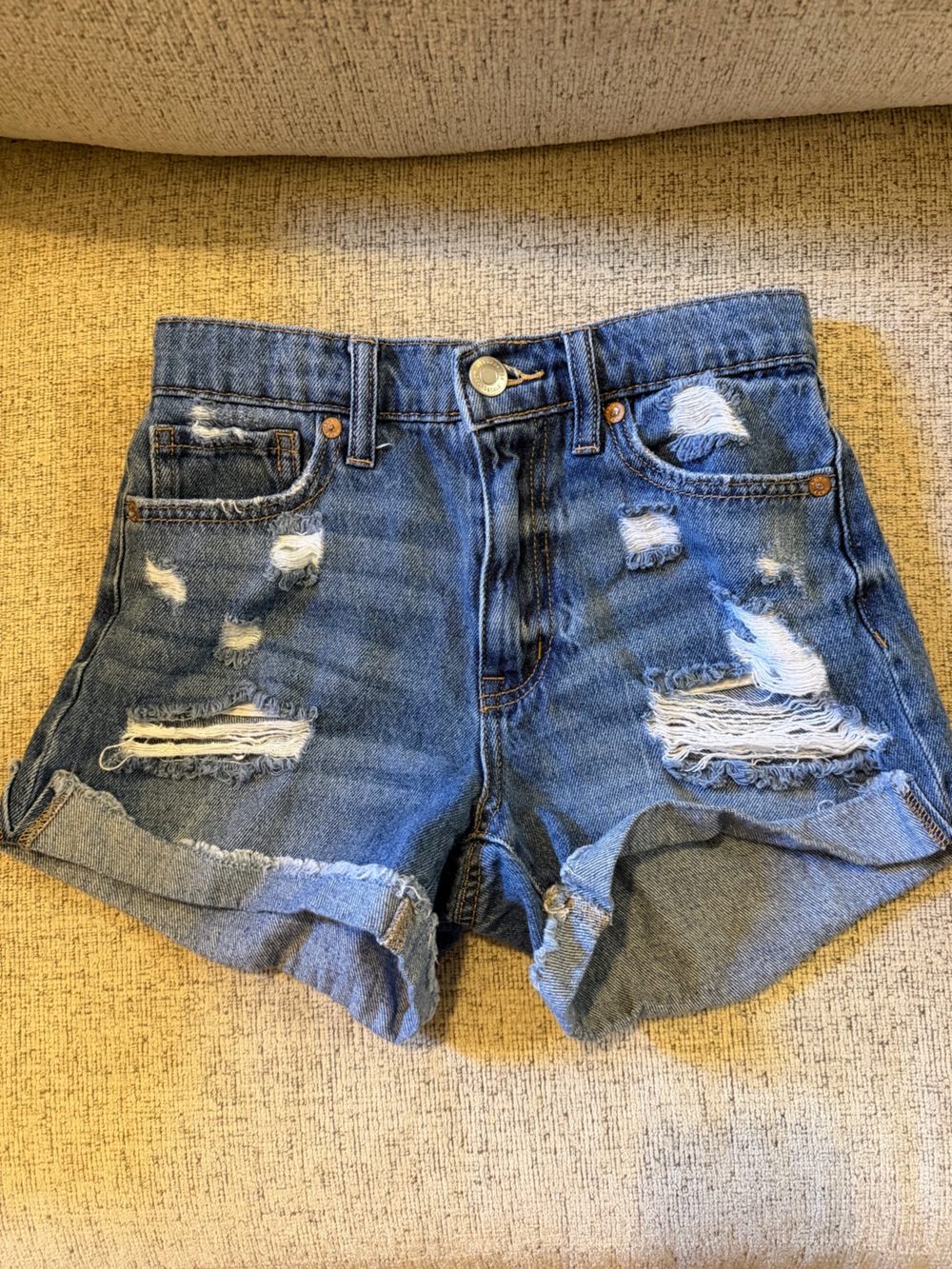 Aero blue denim shorts with distressed details #denimshorts #distressed
Size 00